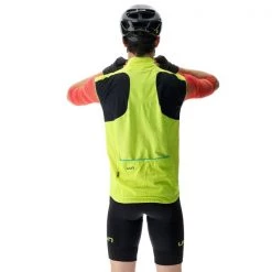 Vestes Vélo UYN MAN BIKING ULTRALIGHT WIND VEST SOFT YELLOW FLUO/BLACK 22 Jaune -Equipement vélo Soldes 9 106180 man biking ultralight wind vest soft yellow fluo black o102305 y235 04