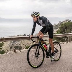 Manchettes Vélo COMPRESSPORT ARMFORCE ULTRALIGHT BLACK 22 Noir -Equipement vélo Soldes 9 73145 armforce ultralight black su00008b 990 05