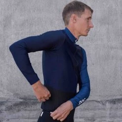 Maillots Vélo POC ESSENTIAL ROAD MID LS JERSEY TURMALINE NAVY/LEAD BLUE 22 Bleu 9 Maillots Vélo POC ESSENTIAL ROAD MID LS JERSEY TURMALINE NAVY/LEAD BLUE 22 Bleu -Equipement vélo Soldes 9 97625 essential road mid ls jersey turmaline navy lead blue 58210 8309 04